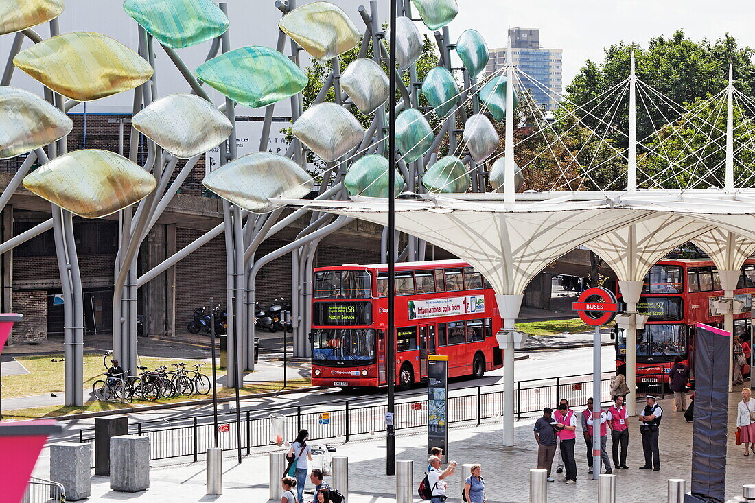 Stratford Bus Station mit der Skulptur Shoal vom Studio Egret West, London, England, Vereinigtes Königreich