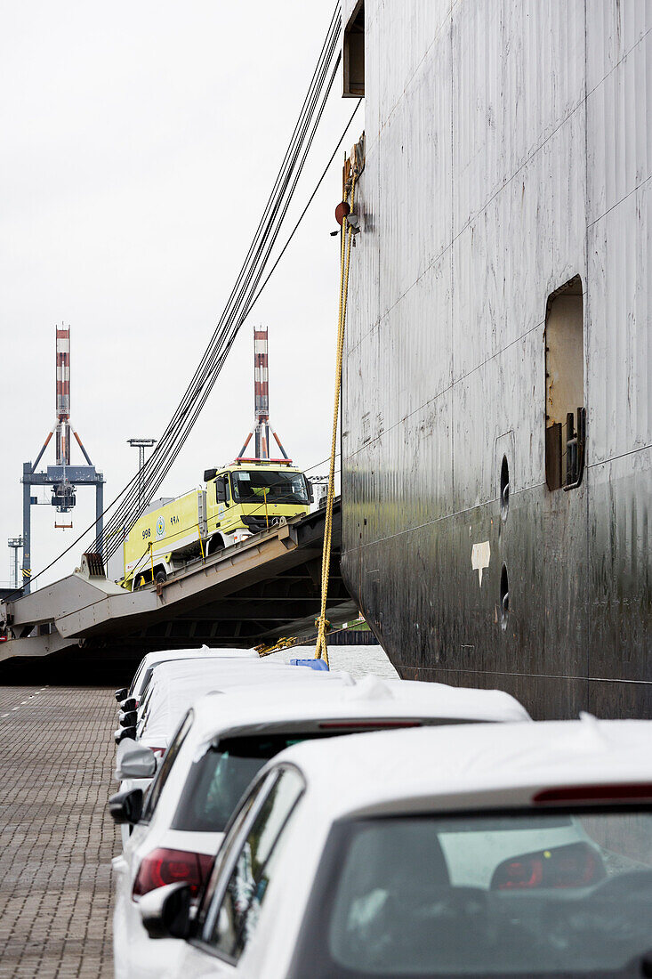 Be- und Entladen verschiedener Fahrzeuge für den Export, Bremerhaven, Bemen, Deutschland