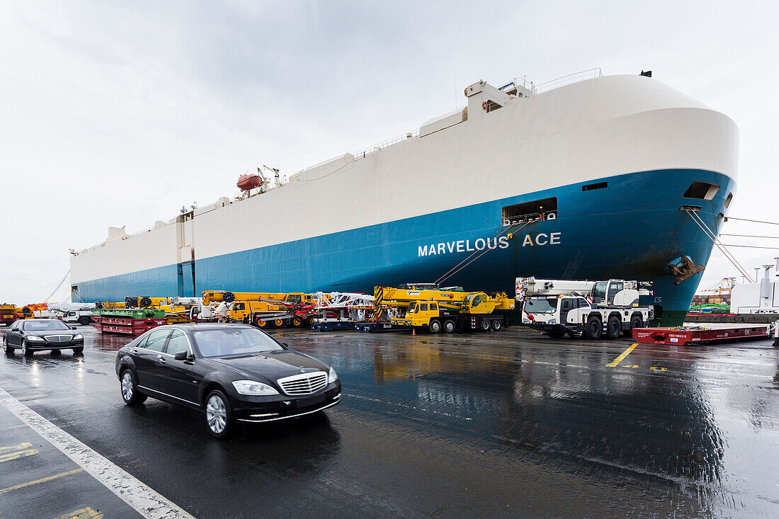 Neufahrzeuge verschiedener Hersteller auf einem Verladeparkplatz vor der Verschiffung in Bremerhaven, Deutschland