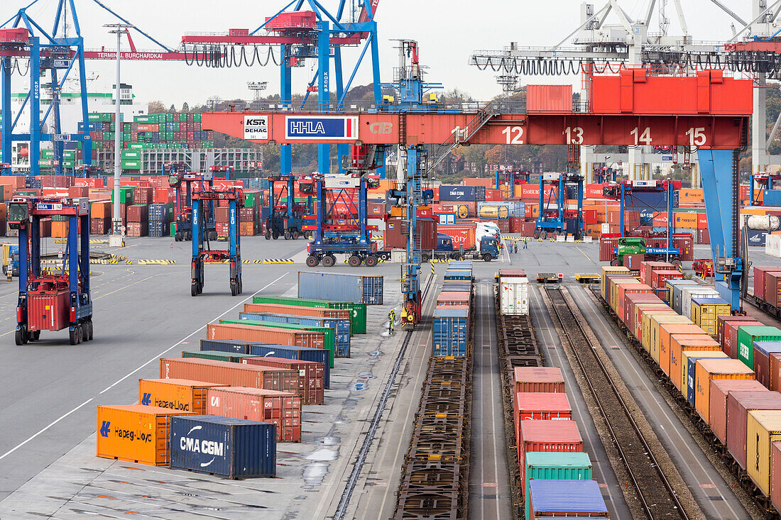 Containerbrücken beim Be- und Entladen des Güterzuges, Burchardkai, HHLA, Hamburg, Deutschland