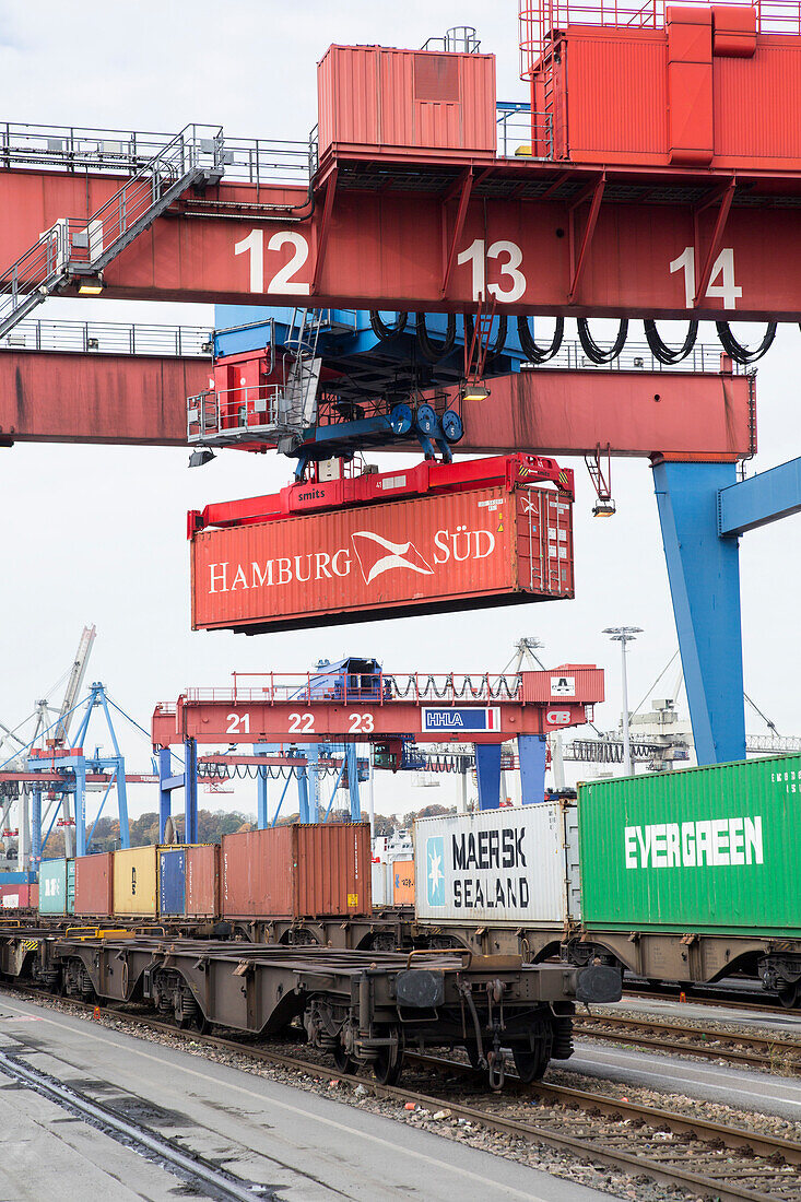 Containerbrücken beim Be- und Entladen des Güterzuges, Hamburg, Deutschland