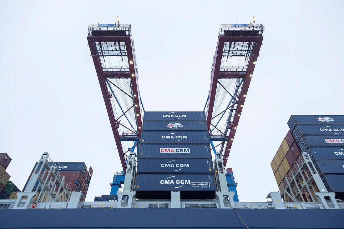 Beladen und Entladen eines Containerschiffes im Container Terminal Burchardkai in Hamburg, Deutschland