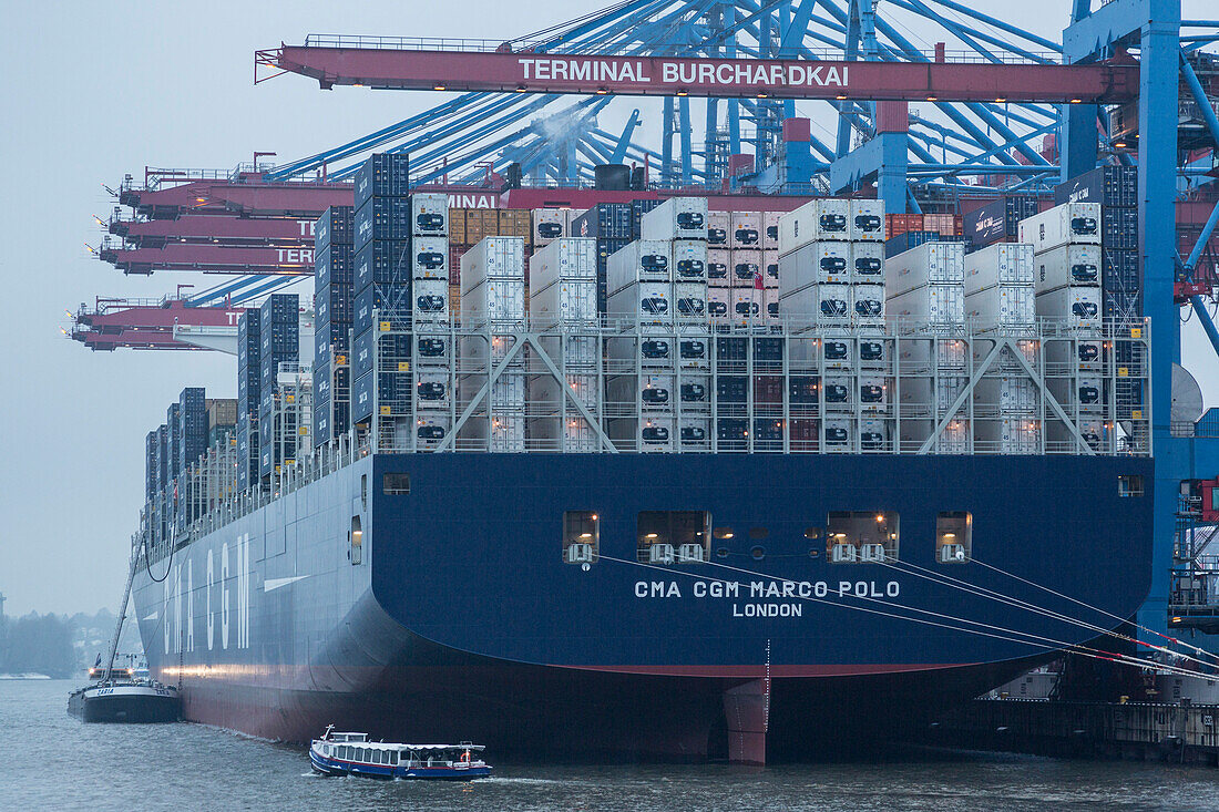 Beladen und Entladen des Containerschiffes CMA CGM Marco Polo im Container Terminal Burchardkai in Hamburg, Deutschland