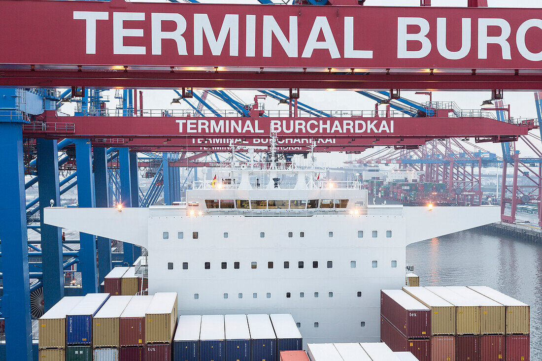 Beladen und Entladen des Containerschiffes CMA CGM Marco Polo im Container Terminal Burchardkai in Hamburg, Deutschland