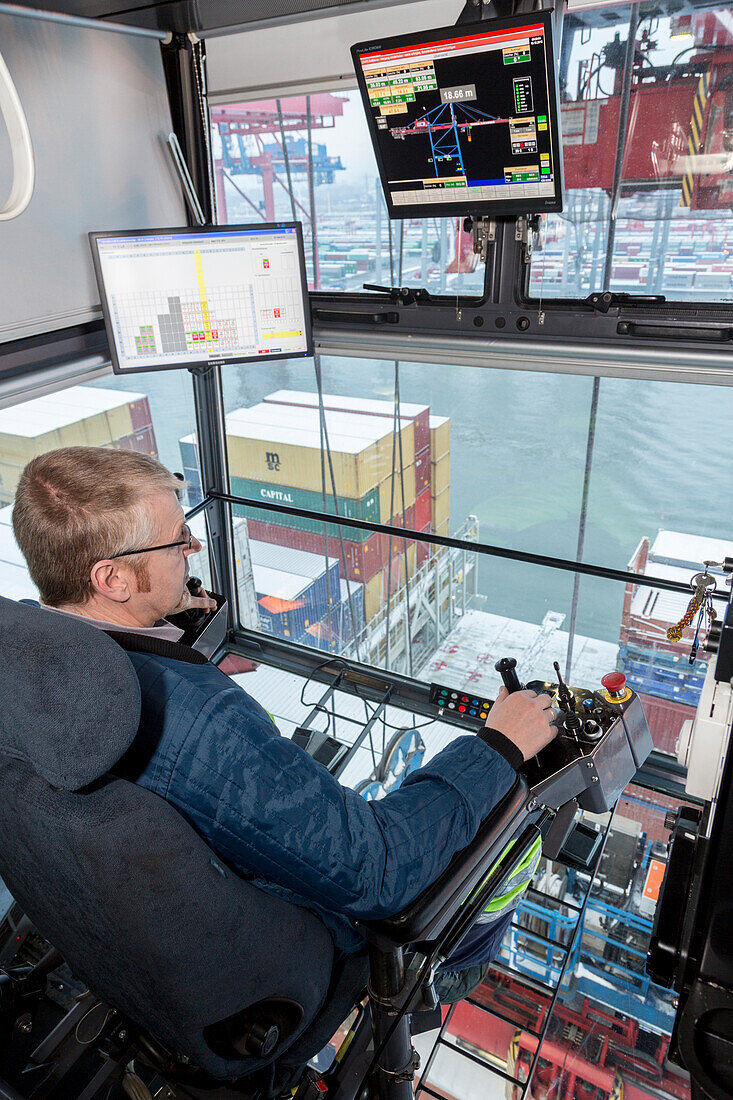 Containerbrückenfahrer  beim beladen und entladen eines Containerschiffes im Container Terminal Burchardkai in Hamburg, Deutschland