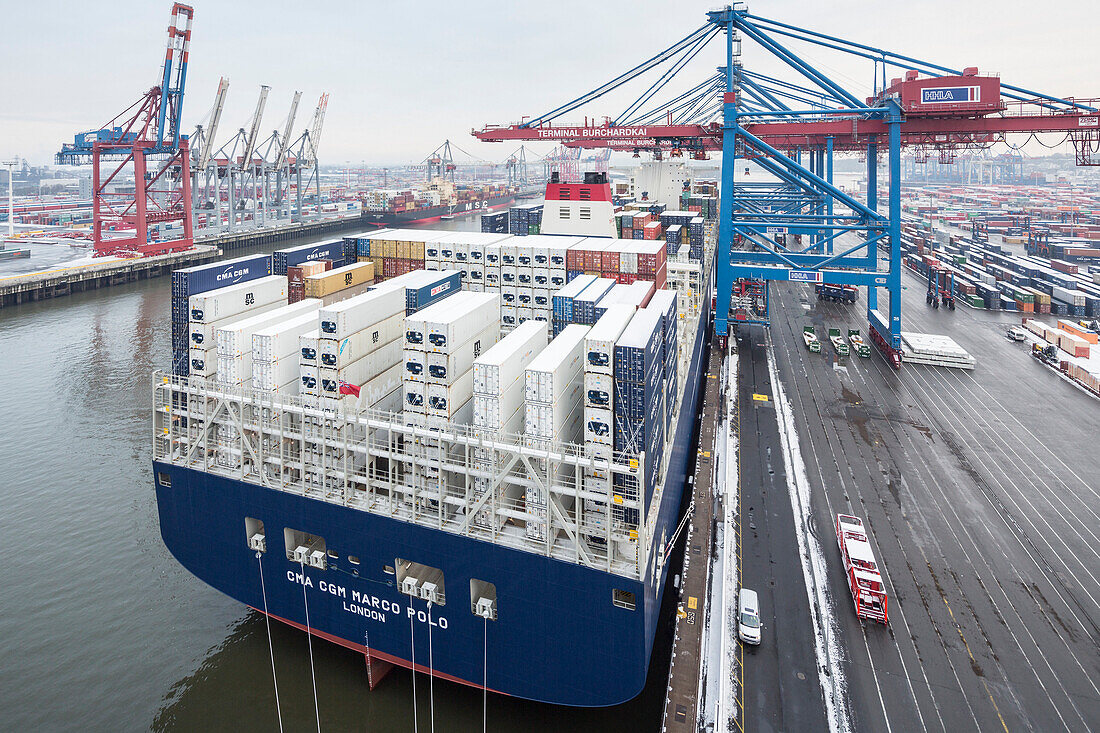 Beladen und Entladen des Containerschiffes CMA CGM Marco Polo im Container Terminal Burchardkai in Hamburg, Deutschland