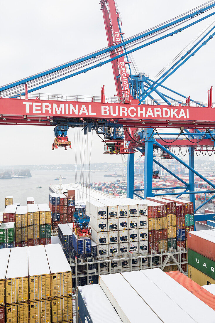 Beladen und Entladen des Containerschiffes CMA CGM Marco Polo im Container Terminal Burchardkai in Hamburg, Deutschland