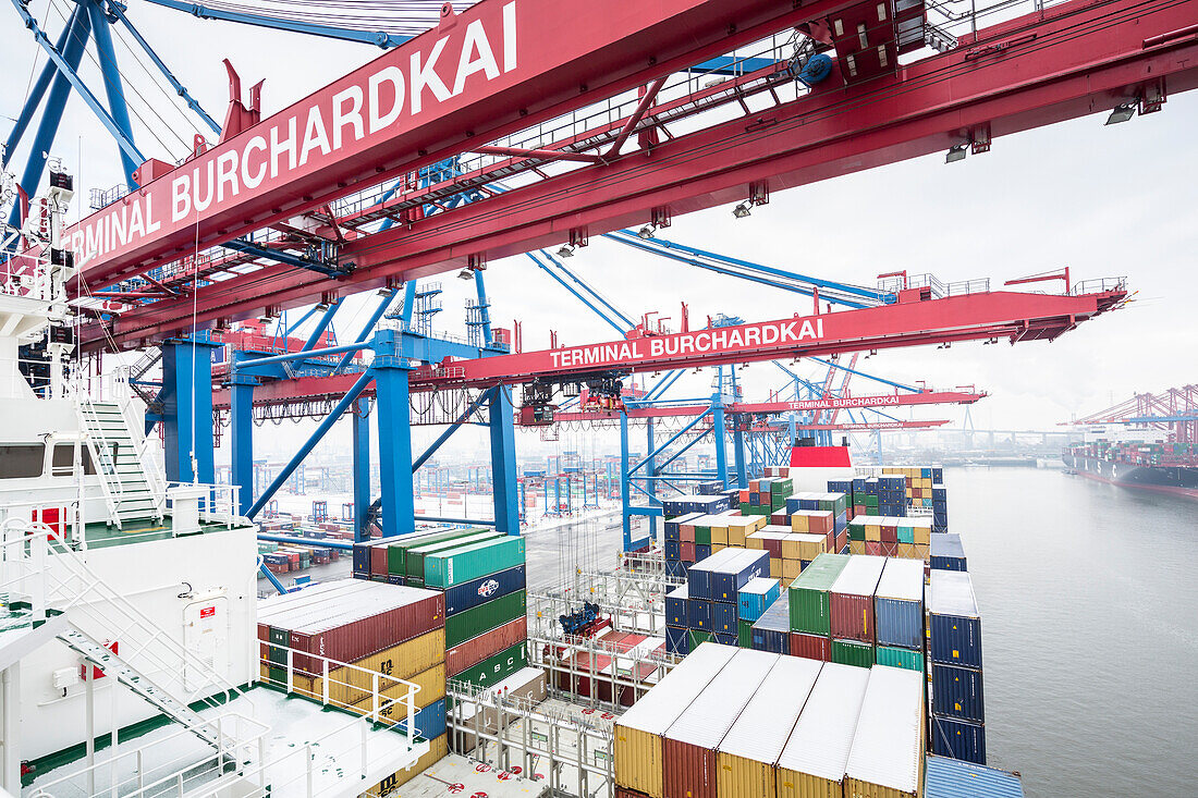 Beladen und Entladen des Containerschiffes CMA CGM Marco Polo im Container Terminal Burchardkai in Hamburg, Deutschland