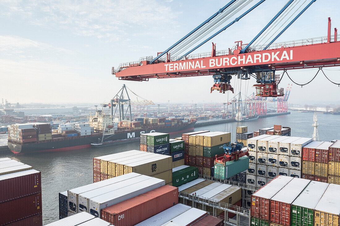 Beladen und Entladen des Containerschiffes CMA CGM Marco Polo im Container Terminal Burchardkai in Hamburg, Deutschland