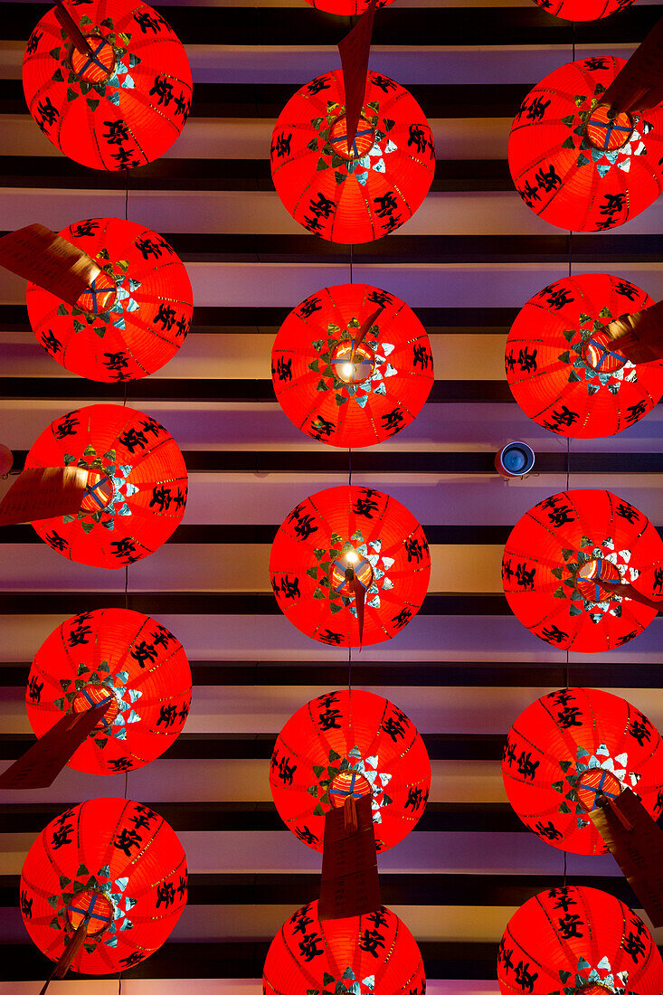 Rote Lampions hängen von Decke im Kloster Chun Tai Chang, Puli, Nantou County, Taiwan