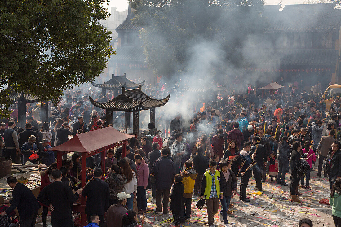 Menschen beten und entzünden Räucherstäbchen am Longhua Tempel anläßlich Chinesisches Neujahrsfest, Shanghai, China