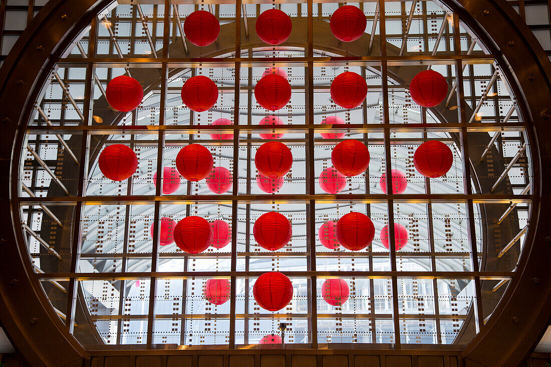 Rote Lampions am Eingang zum Jin Mao Tower Hochhaus, Pudong, Shanghai, China