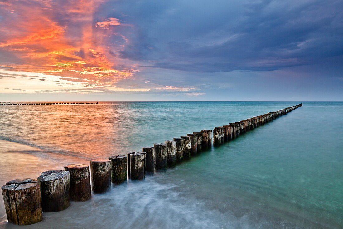 Groynes on the beach in the evening, Zingst, Darss, Baltic Sea, Mecklenburg-Vorpommern, Germany