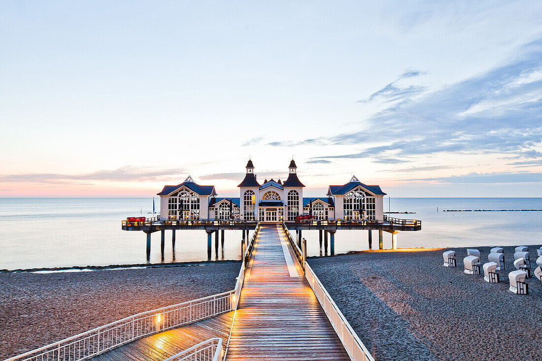 Seebrücke Sellin im Morgenlicht, Rügen, Ostsee, Mecklenburg-Vorpommern, Deutschland