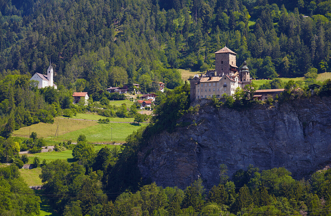 Blick auf die Kirche von Tumegl, Tomils, und Schloß Ortenstein, bei Cazis, Rhein, Hinterrhein, Kanton Graubünden, Schweiz, Europa