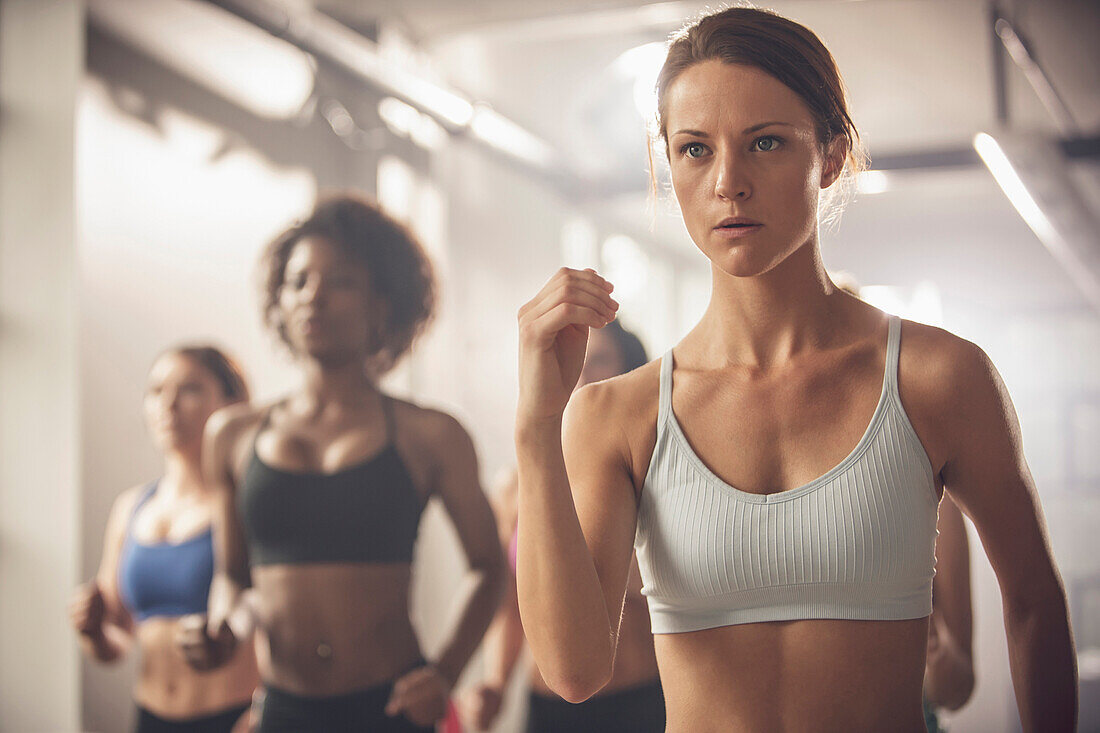 Frauen trainieren in einem Sportkurs, Saint Louis, Missouri, USA