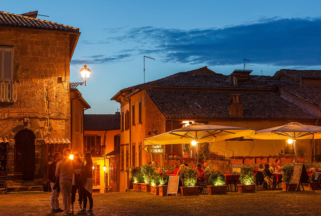 Pavement cafe, Piazza Duomo, near Duomo di Orvieto, Orvieto cathedral, gothic, Orvieto, hilltop town, province of Terni, Umbria, Italy, Europe