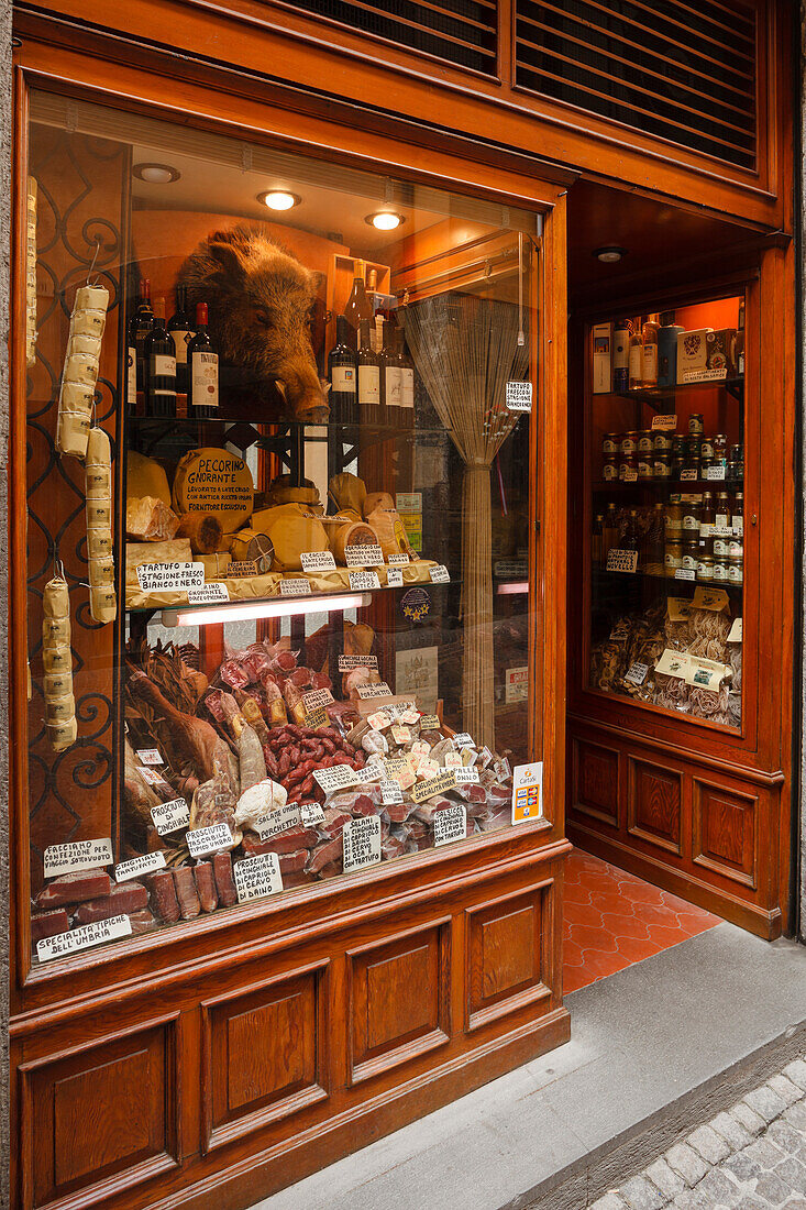 Delicatessen shop, Via del Duomo, pedestrian area, old town, Orvieto, hilltop town, province of Terni, Umbria, Italy, Europe