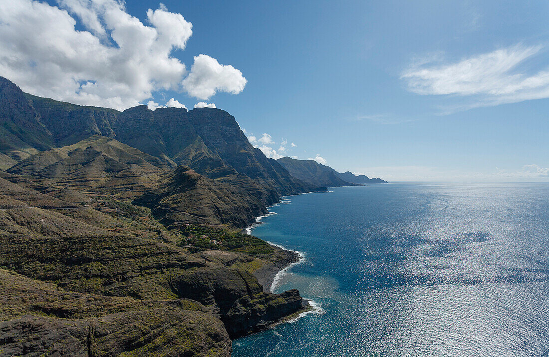 Steep coast, Atlantic ocean, Faneque mountain and Guayedra beach, near Agaete, Natural Preserve, Parque Natural de Tamadaba, UNESCO Biosphere Reserve, West coast, Gran Canaria, Canary Islands, Spain, Europe