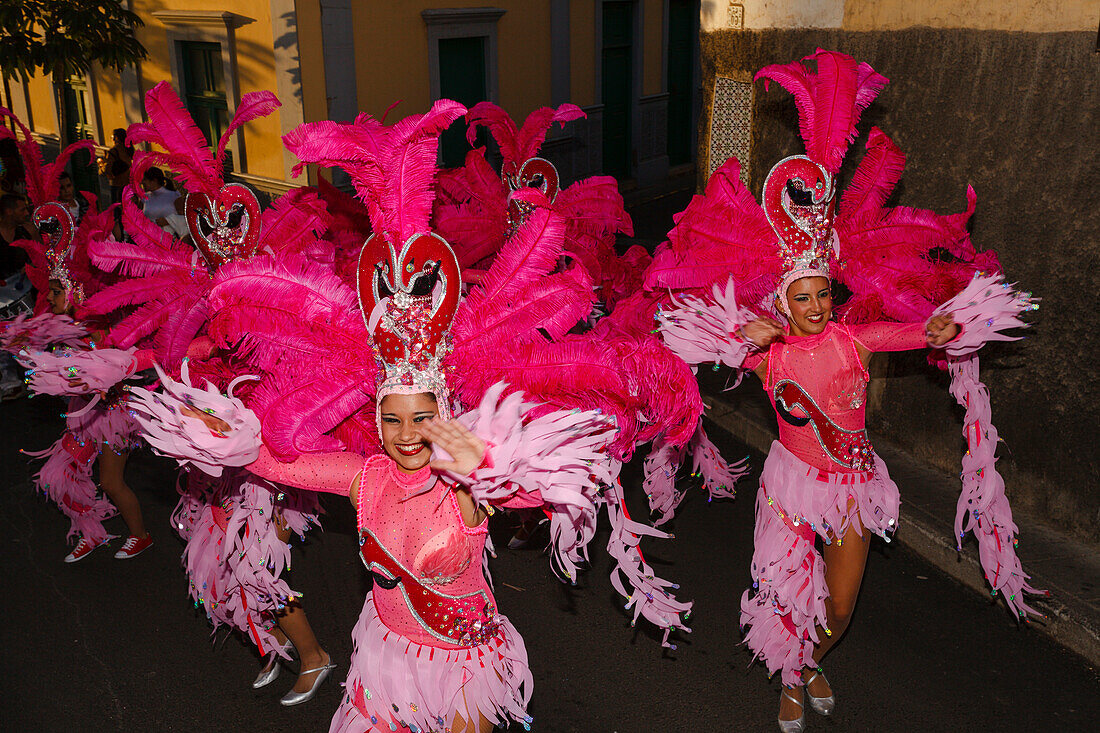 Samba girls dancing at a carnival procession, Carnival, Galdar, Gran Canaria, Canary Islands, Spain, Europe