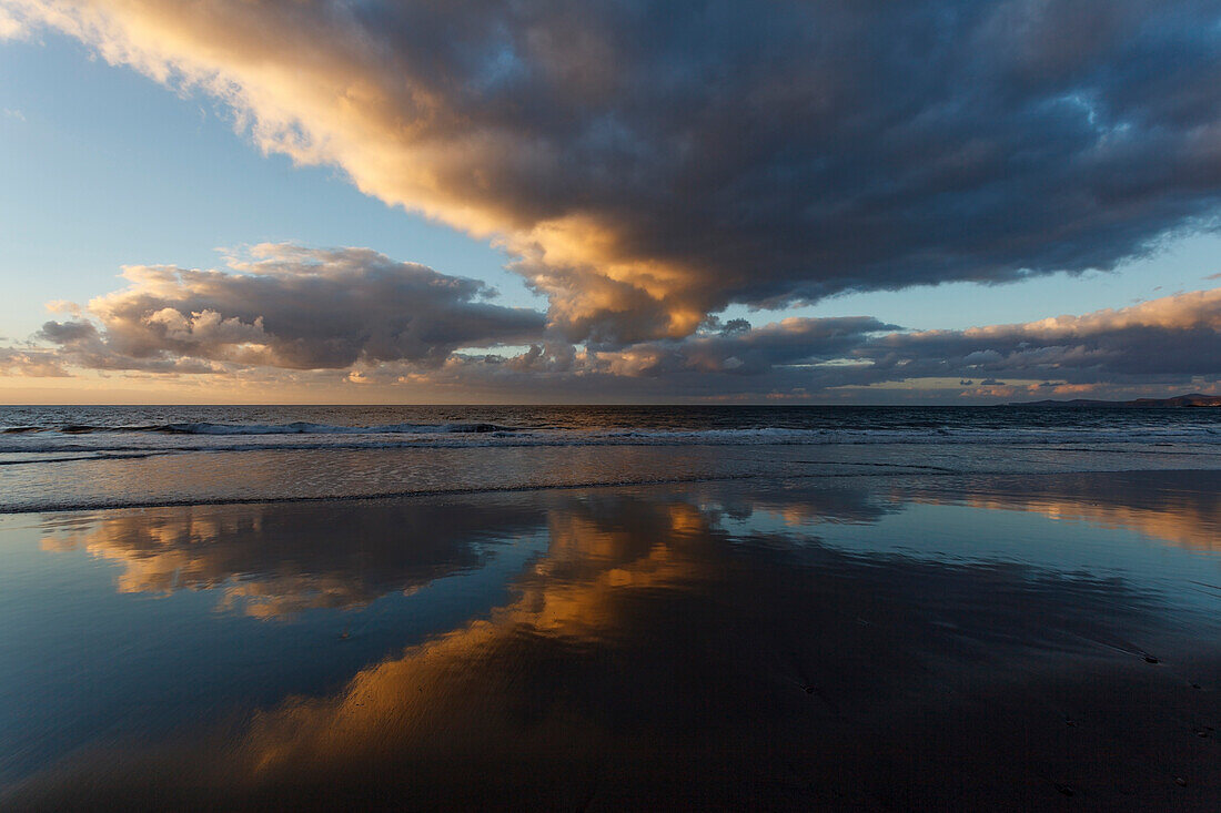 Wolken, Spiegelung, Sonnenuntergang, Atlantik, Strand von El Risco, Westküste, bei Agaete, Gran Canaria, Kanarische Inseln, Spanien, Europa