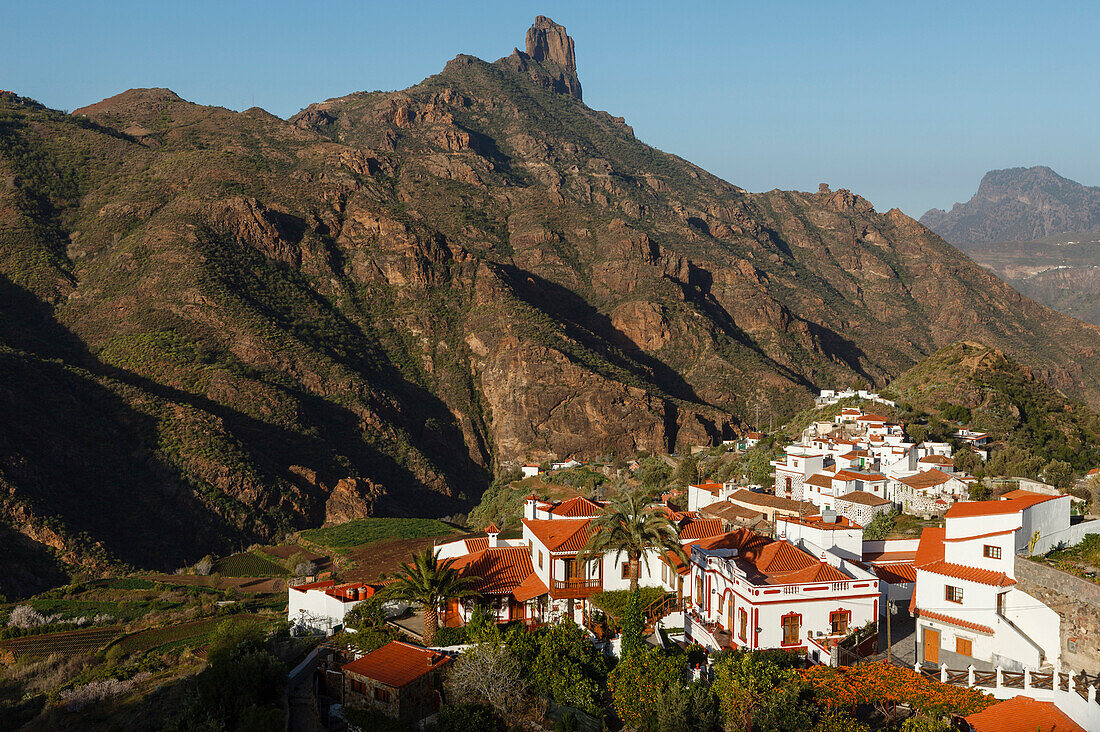 Tejeda Dorf mit Roque Bentayga im Hintergrund, Naturpark, Parque Rural del Nublo, Unesco Biosphärenreservat, Inselmitte, Gran Canaria, Kanarische Inseln, Spanien, Europa