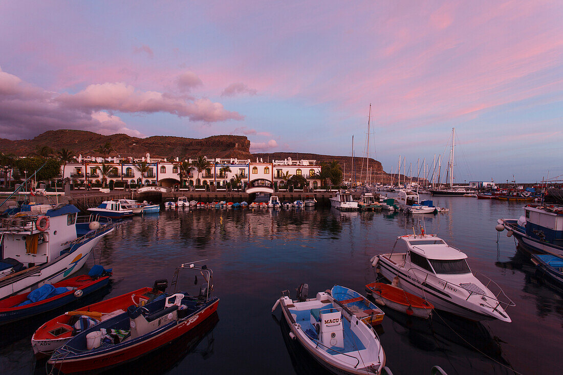Fischerhafen und Dorf im Abendlicht, Puerto de Mogan, Gran Canaria, Kanarische Inseln, Spanien, Europa