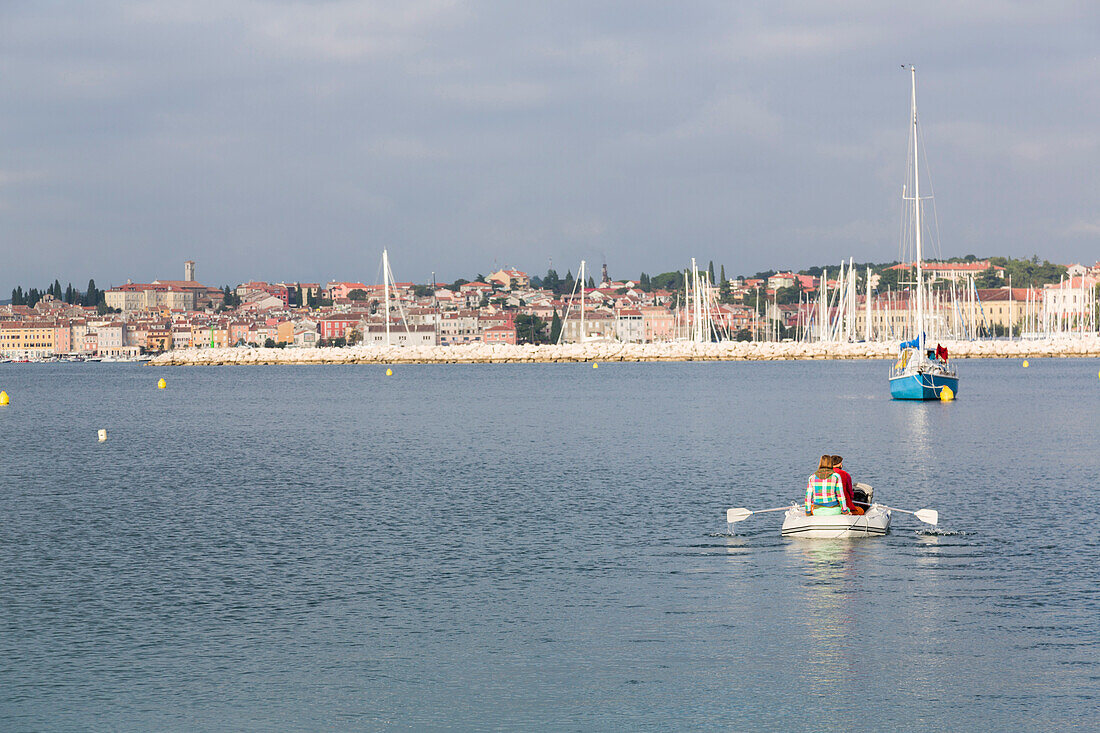 Segeler fahren im Beiboot an Land, Rovinj, Istrien, Kroatien