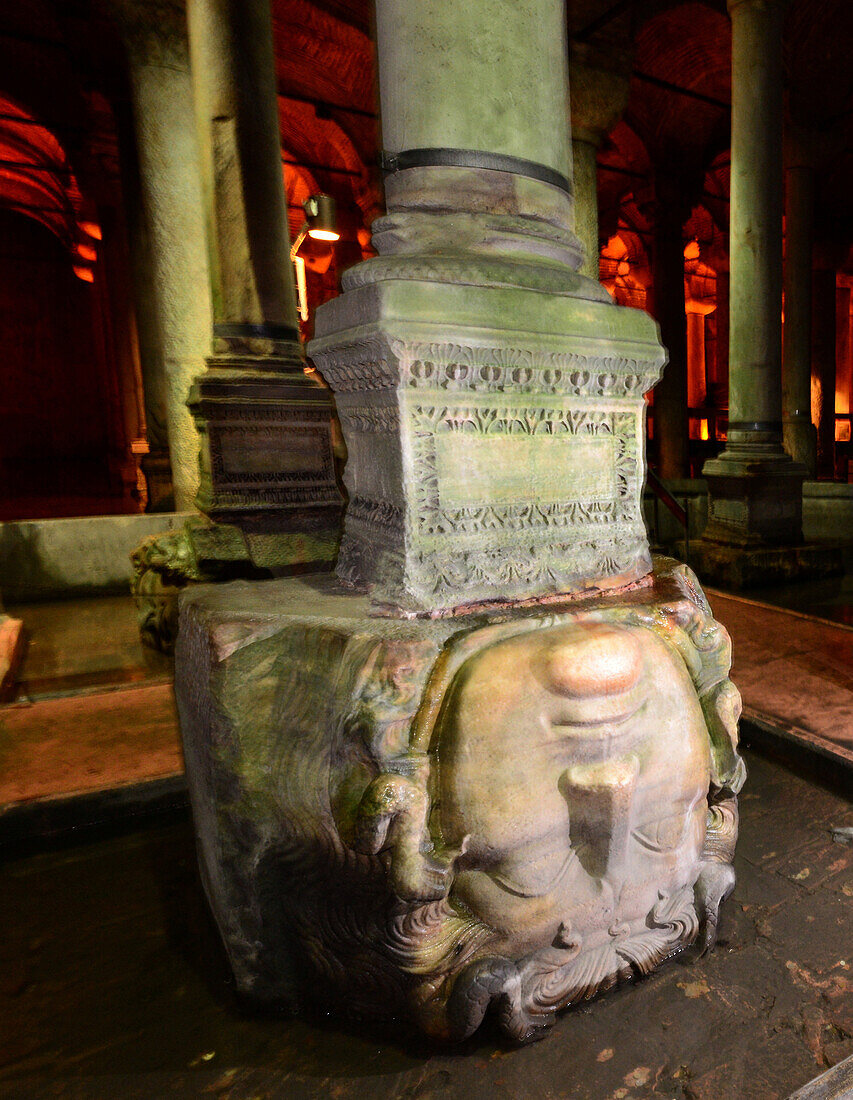 Umgedrehtes Medusenhaupt als Säulenbasis, Yerebatan-Zisterne, Cisterna Basilica, Istanbul, Türkei