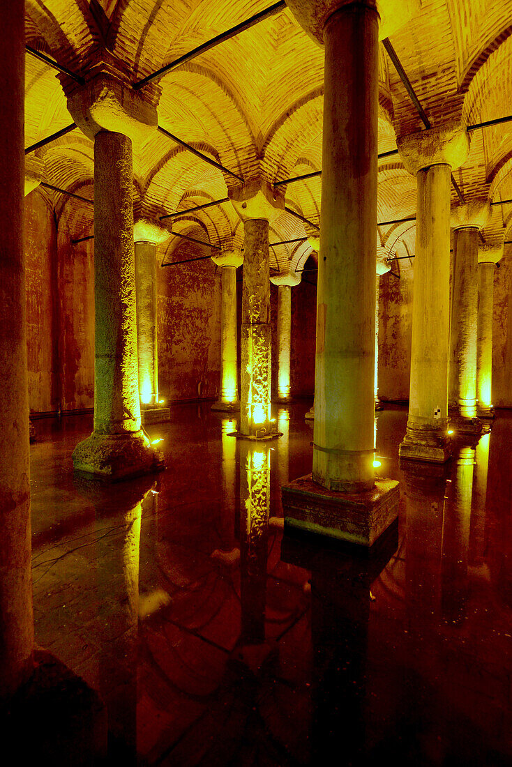 Beleuchtete Säulen, Yerebatan-Zisterne, Cisterna Basilica, Istanbul, Türkei
