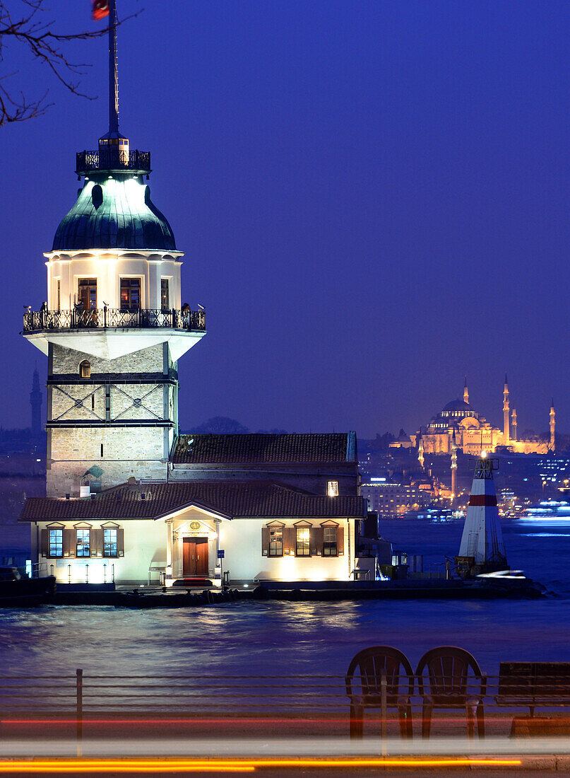 Tower of Leandros (Kiz Kulesi) in the Bosphorus, Ueskuedar, Istanbul, Turkey