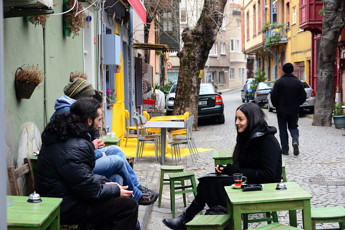 Guests in a pavement cafe, Kuzguncuk, Ueskuedar, Istanbul, Turkey