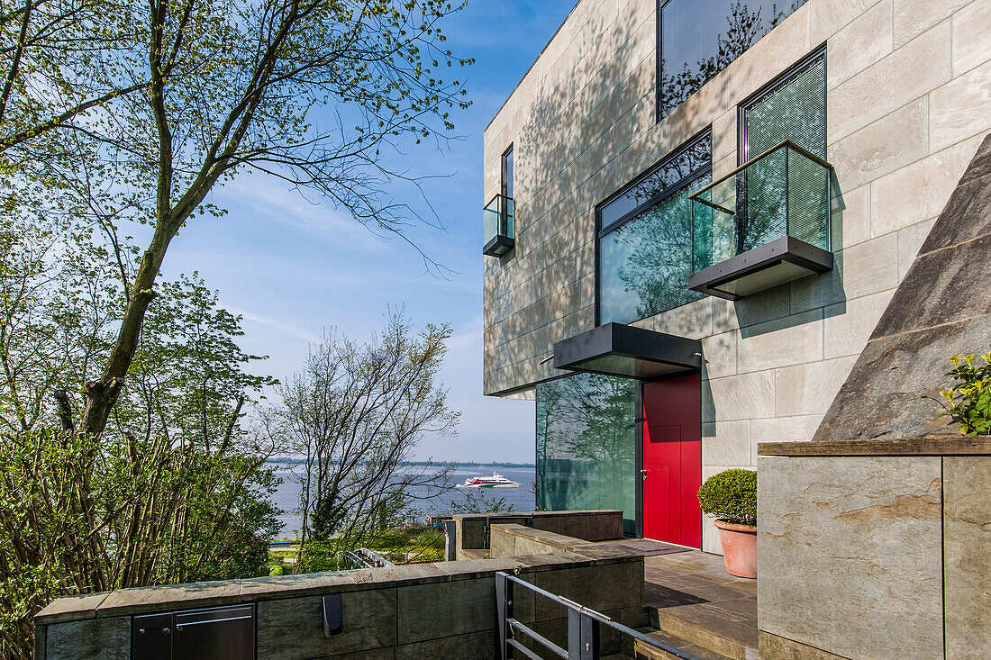 Modernes Haus mit Elbblick im Treppenviertel von Blankenese, Hamburg, Deutschland