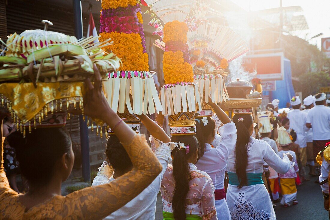 Balinese women carrying offerings to a ceremony. Religious procession. Ubud. Bali. Indonesia. South-East Asia, Asia.