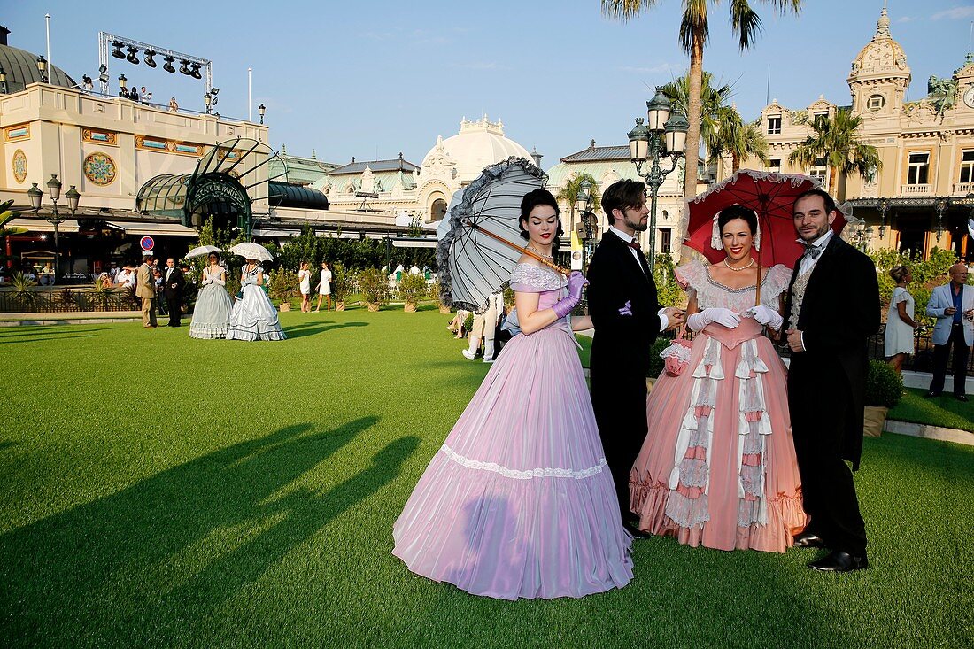 'Europe, Principality of Monaco, festival celebrating the 150th anniversary of the SBM (Societe des Bains de Mer), Princely picnic ''lunch on grass'' hold on the Casino Square and organized by chef Alain Ducasse from the 3 stars Louis XV restaurant.'