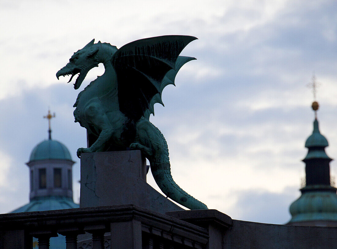 Slovenia, city of Ljubljana, dragons bridge at night/ Slovenie, ville de Ljubljana, pont des dragons la nuit.