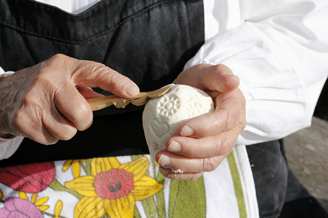 Slovenia, above Kamnik valley the Velika Planina plateau with traditional shepherd house made of wood, Mrs Reska Male 88 years preparing traditional cheese / Slovenie, au dessus de la vallee de Kamnik, le plateau de Velika Planina et ses maisons tradition