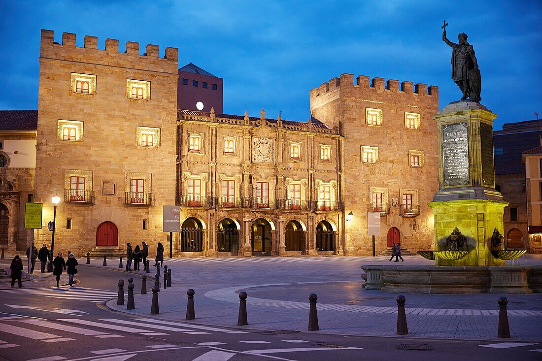 Revillagigedo-Palast und "Monumento a Pelayo"-Skulptur, Plaza del Marques, Gijón, Asturien, Spanien.