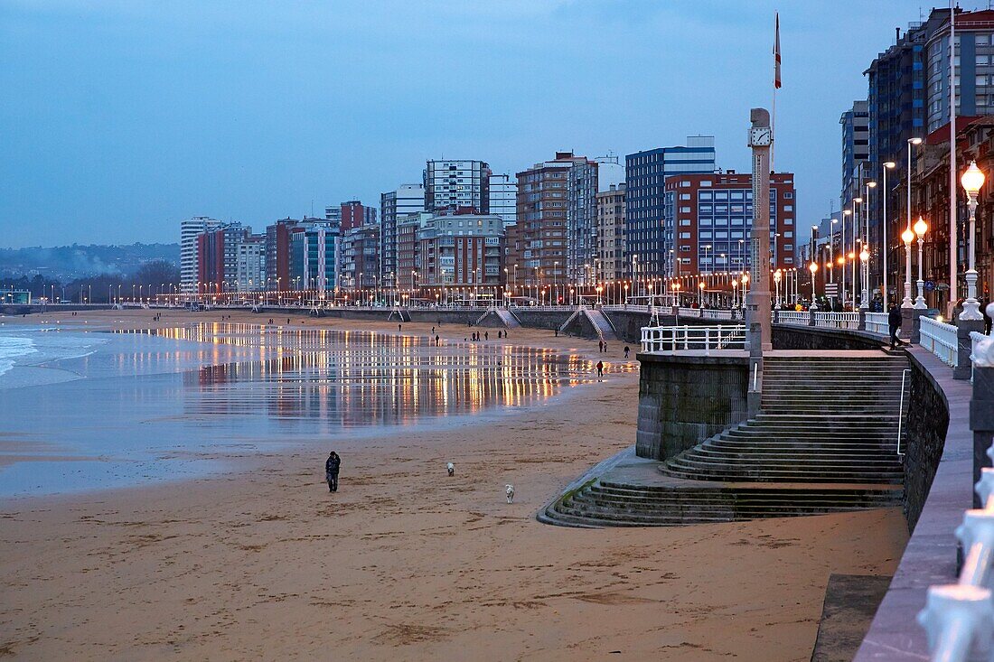 San Lorenzo beach, Gijón, Asturias, Spain.