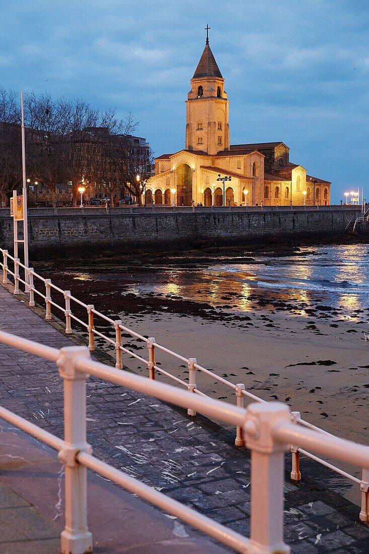 Kirche San Pedro, Strand San Lorenzo, Gijón, Asturien, Spanien.