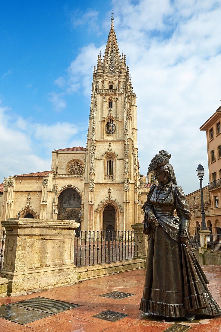 '''''''Skulptur "La Regenta" von Mauro Alvarez, Plaza Alfonso II El Casto, Kathedrale, Oviedo, Asturien, Spanien.'''''