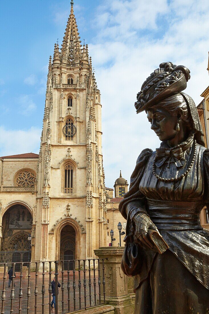 '''''''Skulptur "La Regenta" von Mauro Alvarez, Plaza Alfonso II El Casto, Kathedrale, Oviedo, Asturien, Spanien.'''''