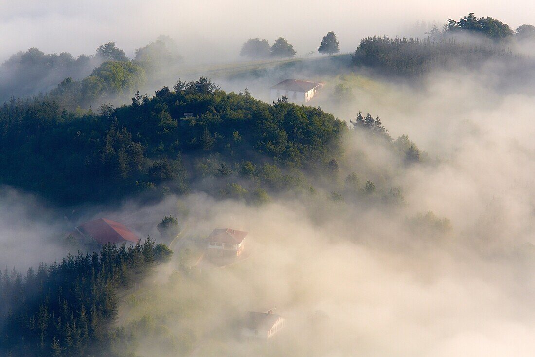 Nebel. Baskisches Bauernhaus. Naturpark Aizkorri Aratz. Berg Aloña. Arantzazu. Oñati. Gipuzkoa. Baskenland. Spanien.