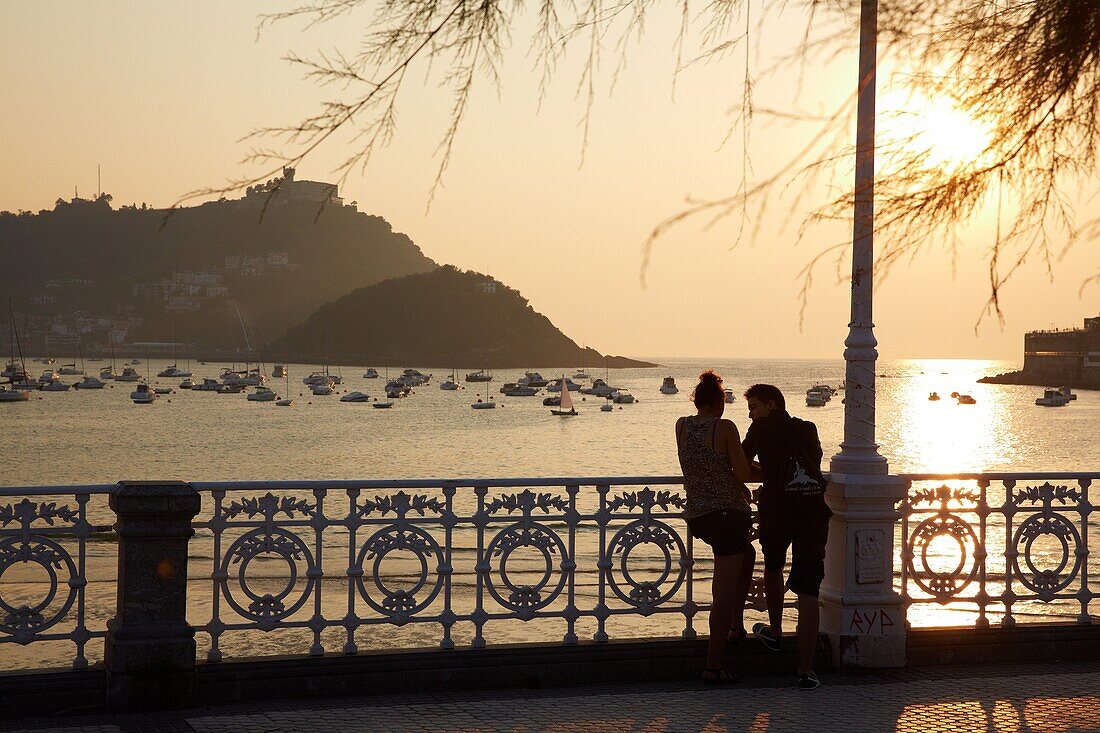 Sonnenuntergang am Strand von La Concha. Donostia. San Sebastian. Gipuzkoa. Baskenland. Spanien.