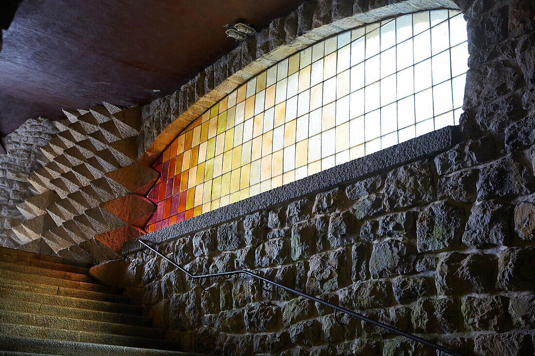 Buntglasfenster, Tempel Santa María de Arantzazu, Oñati, Gipuzkoa, Baskenland, Spanien