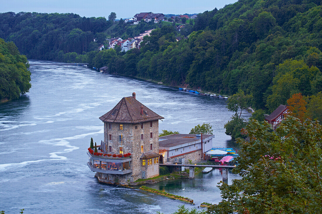 Blick auf Schloß Wörth am Rheinfall von Schaffhausen, Kanton Schaffhausen, Schweiz, Europa