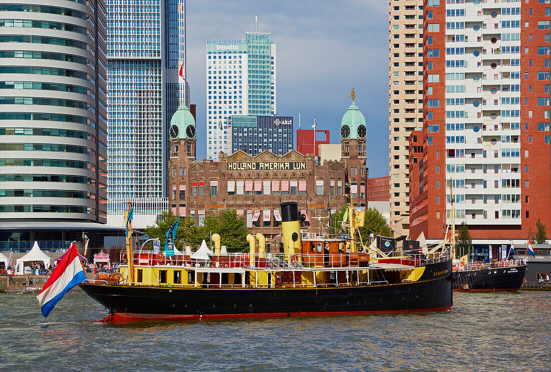 Hafen mit Dampfer und das alte Hotel New York in Rotterdam, Provinz Südholland, Holland, Europa