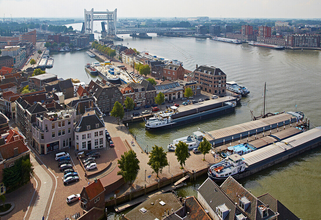 Blick vom Turm der Grote Kerk in Dordrecht auf den Wasserweg Oude Maas und die Altstadt, Provinz Südholland, Holland, Europa