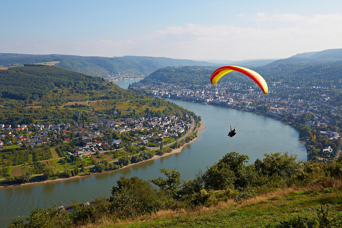 Paraglider and view from Gedeonseck to the loop of the river Rhine at Boppard, Mittelrhein, Middle Rhine, Rhineland-Palatinate, Germany, Europe