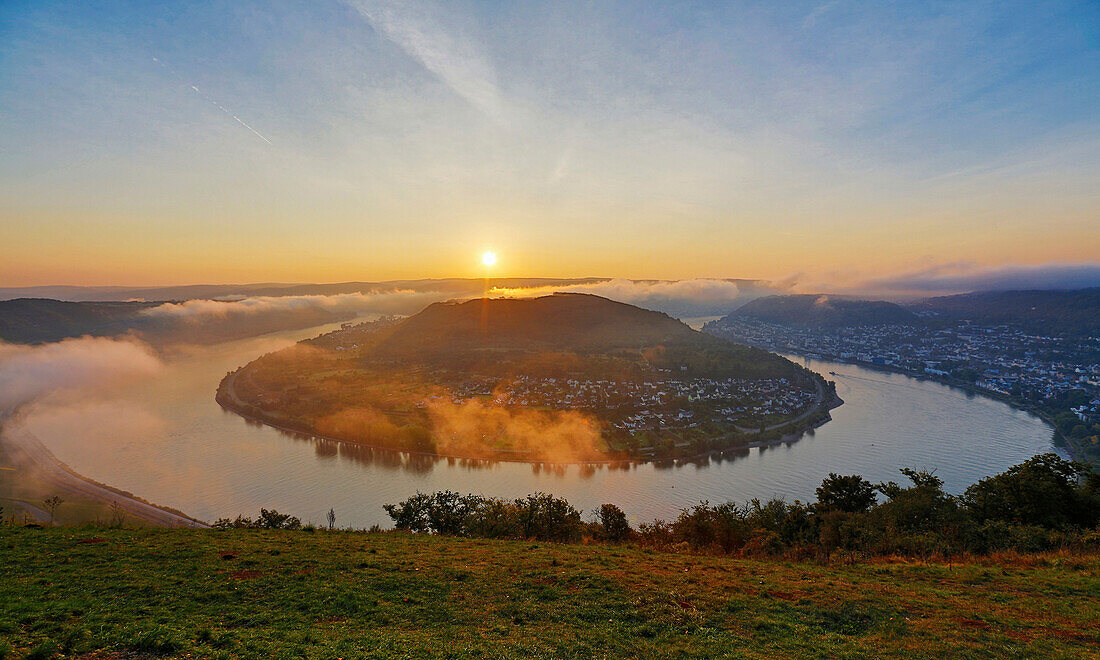 Blick vom Gedeonseck auf die Rheinschleife von Boppard, Sonnenaufgang, Rhein, Mittelrhein, Rheinland-Pfalz, Deutschland, Europa